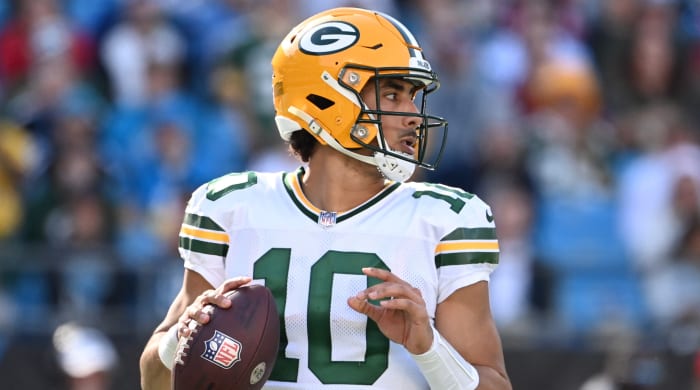 Packers QB Jordan Love drops back to pass
